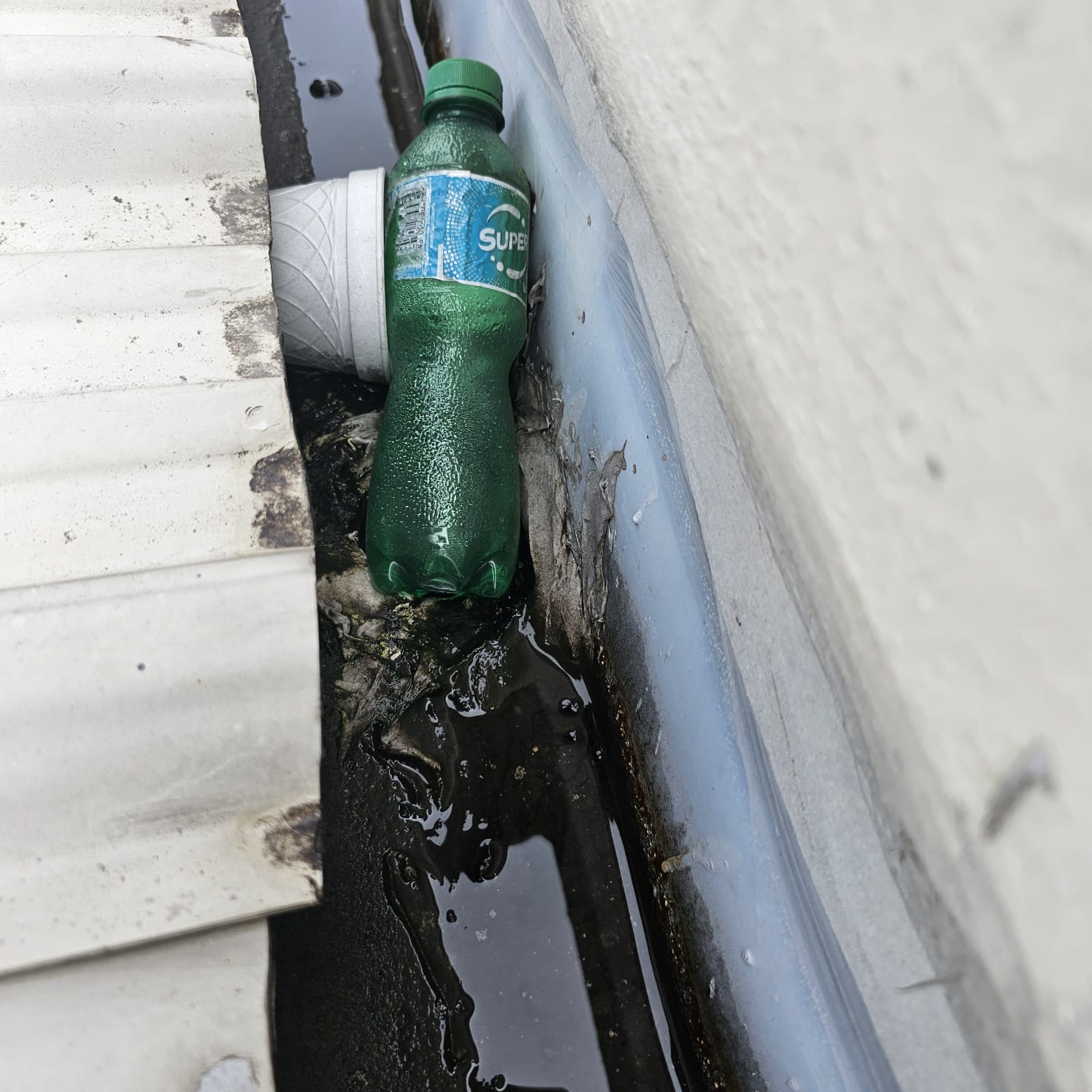 Basura que obstruye las canaletas, provocó inundación en INMO de San Marcos